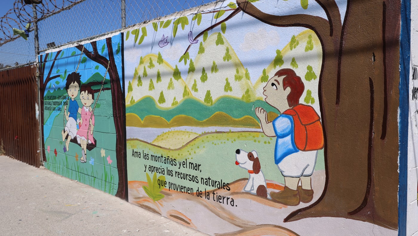 Las paredes de la escuela están pintadas a mano por estudiantes y maestros con Aforismos Jing Si. Foto/Shuli Lo