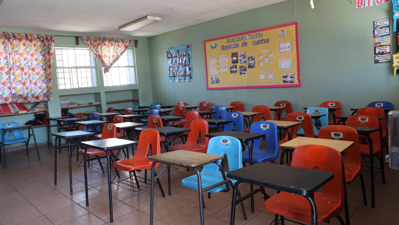 Los escritorios y las sillas del salón de clases también están etiquetados con los logotipos de Tzu Chi. Foto/Shuli Lo