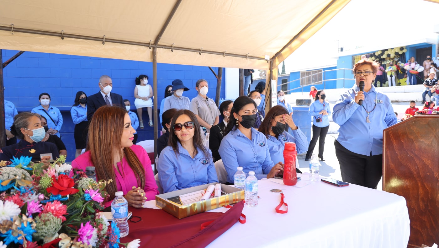 La directora de la Escuela Primaria Tijuana Tzu Chi, Graciela Sánchez (derecha) siguió expresando su gratitud a los voluntarios presentes durante su discurso. Foto/Shuli Lo