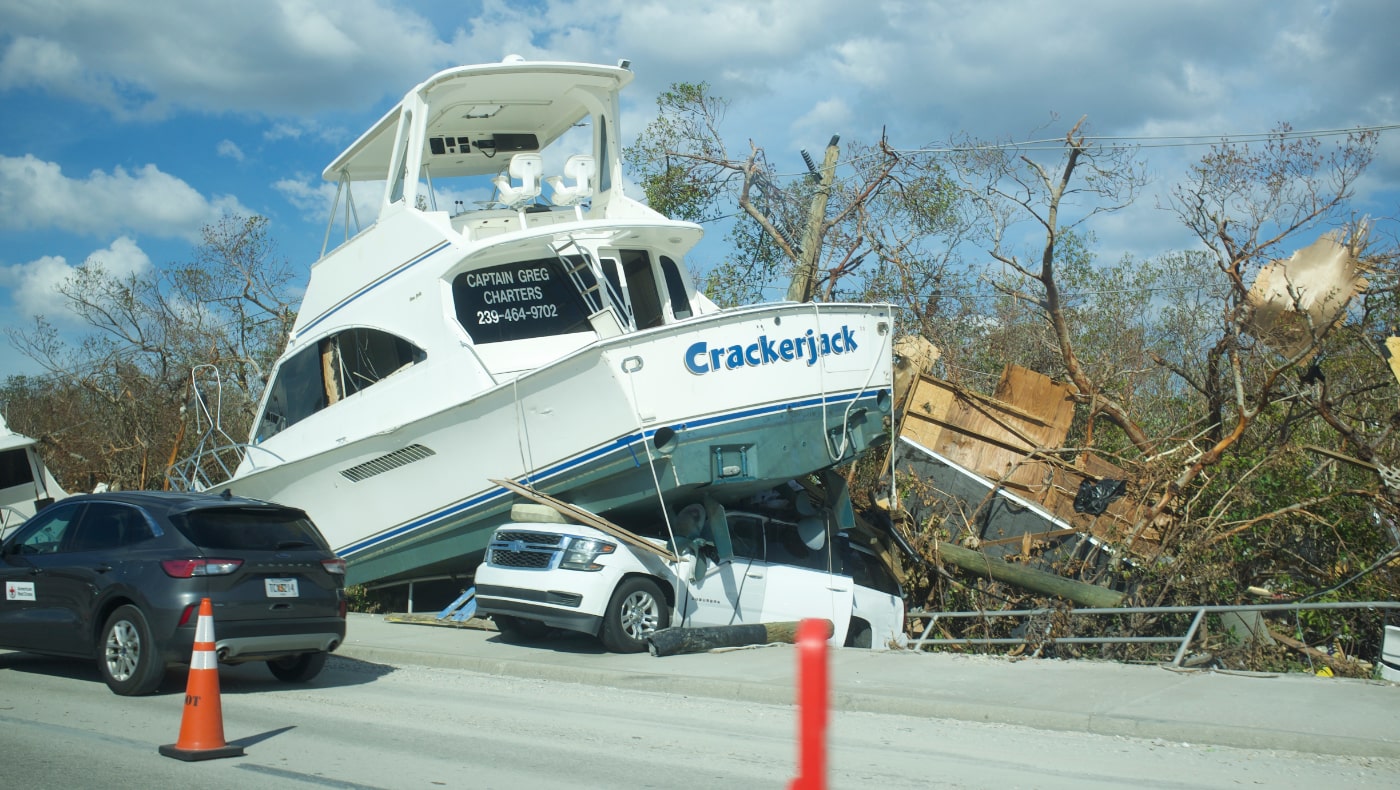 2022年10月10日，佛羅里達州邁爾斯堡海灘，遊艇被風暴潮直接沖到馬路上。攝影／羅奇華