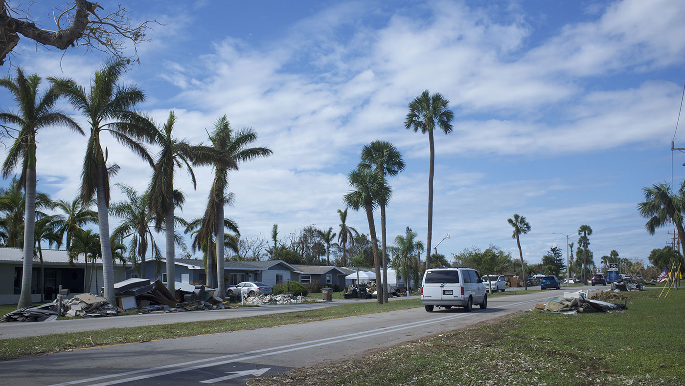 Los escombros se amontonan a ambos lados de las calles de Cape Coral, una ciudad en el suroeste de Florida. Foto/Qihua Luo