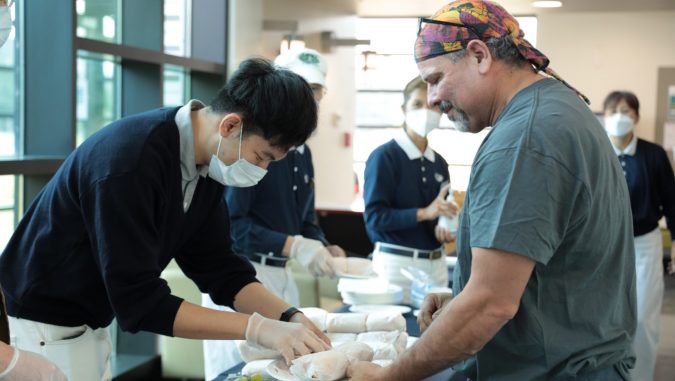 Tzu Chi volunteers preparing foods for Ex-convicts