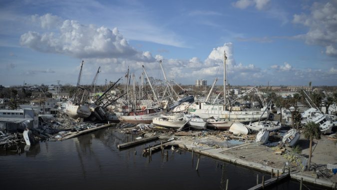 Registro de sobrevivientes del huracán Ian para recibir ayuda en Fort Myers, Florida