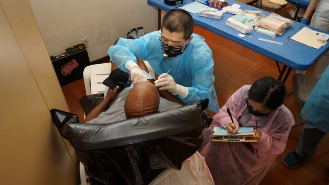 Servicio, apoyo y varias sonrisas: El Centro de Servicio de Tzu Chi Phoenix sostiene una Clínica Dental Gratuita