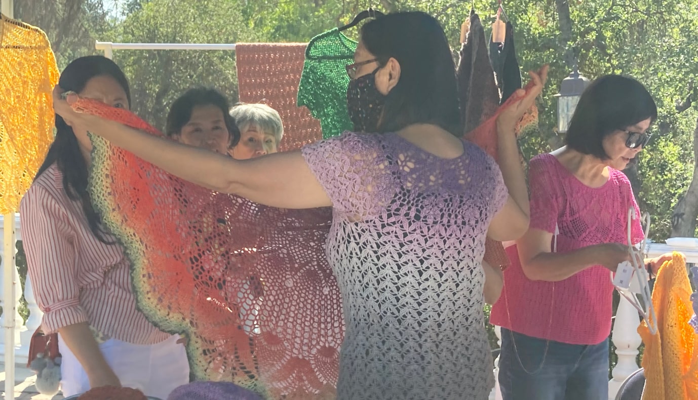 張泓老師在攤上向會眾們分享在這堂「巧手編織」課上製作的編織品成果。攝影 / 陳海嘉