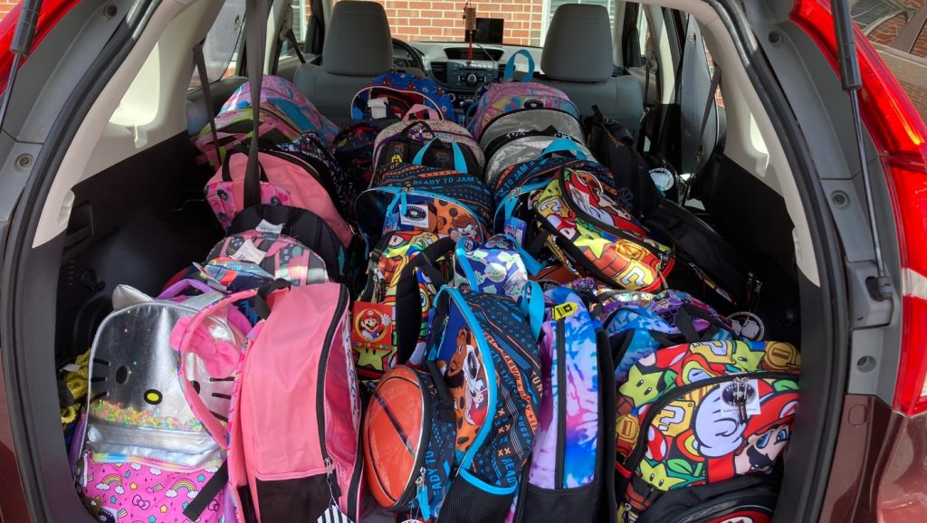 Las mochilas llenas de útiles escolares listas para ser llevadas a DRM