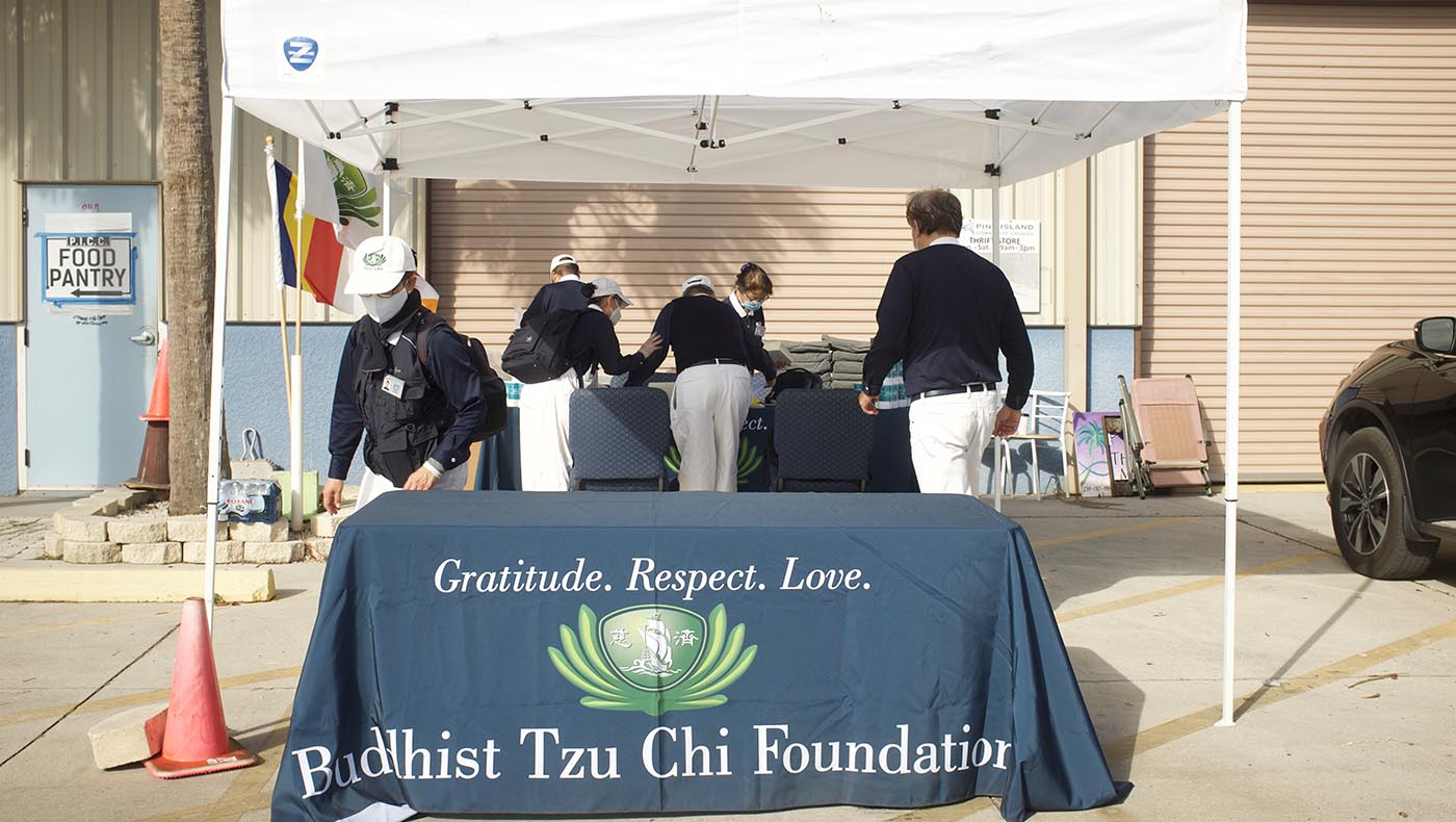 Tzu Chi volunteers set up the distribution site.