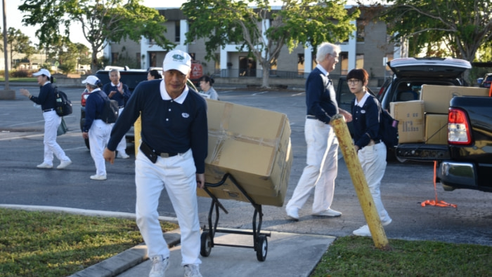 Tzu Chi volunteers work together to carry supplies before the distribution begins