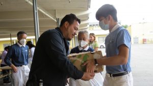 Tzu Shao volunteer distribute food to people in need
