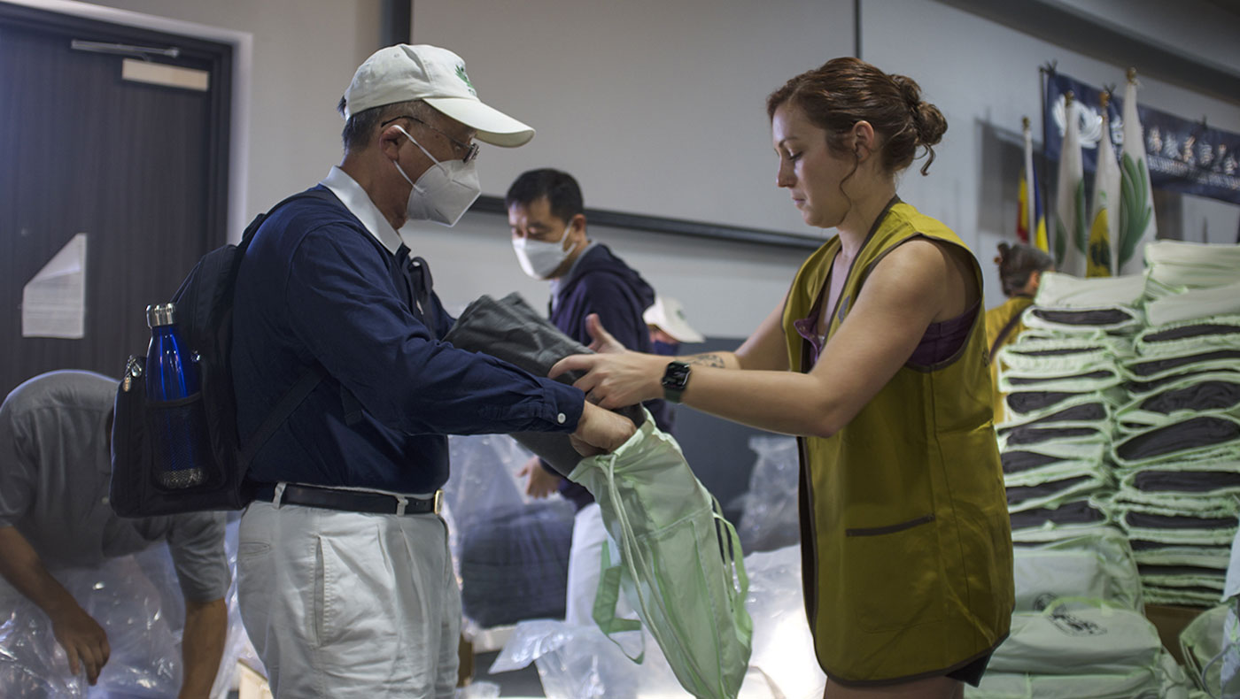 Volunteers work together to prepare care packages for Hurricane Ian survivors. Photo/Qihua Luo