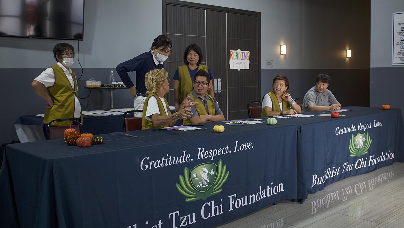 Tzu Chi volunteers are ready to welcome survivors and begin the distribution. Photo/Qihua Luo