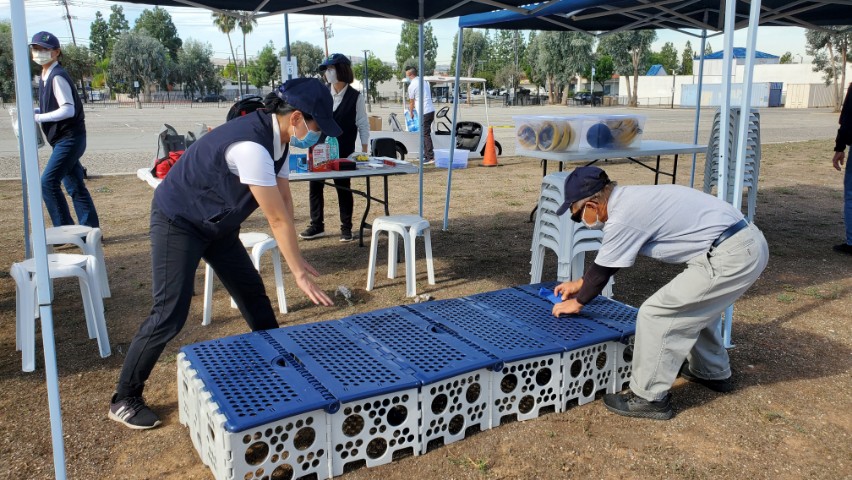 Tzu Chi Education Foundation volunteers doing the preparation together