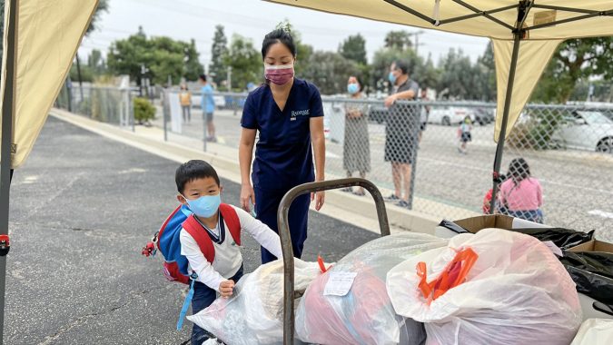 Estudiantes de la escuela primaria de Tzu Chi ayudan a reciclar ropa usada