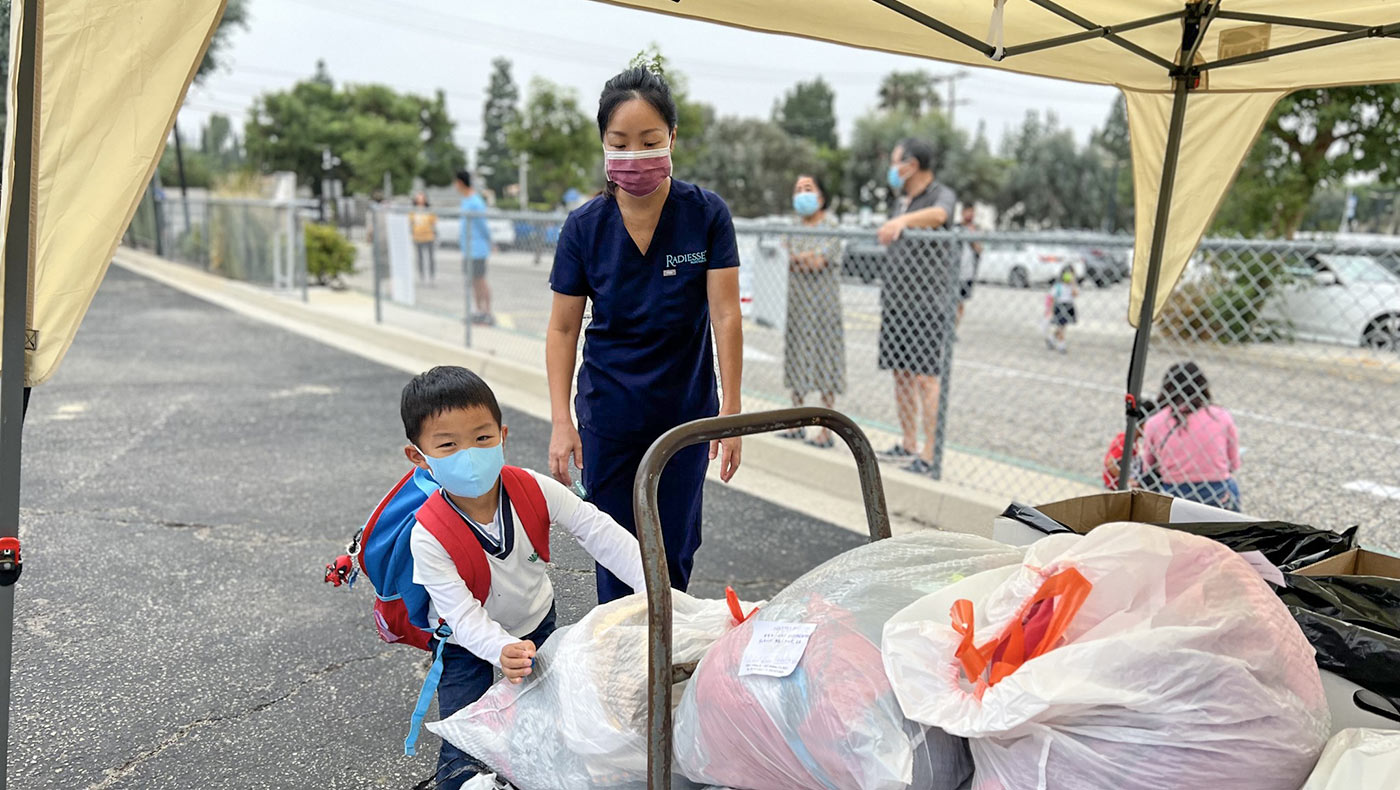 Estrecho energía Industrializar Estudiantes de la escuela primaria de Tzu Chi ayudan a reciclar ropa usada