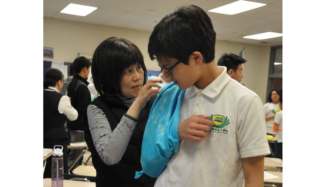 Tzu Chi USA DC Academy teacher Leo Wang demonstrates bandaging
