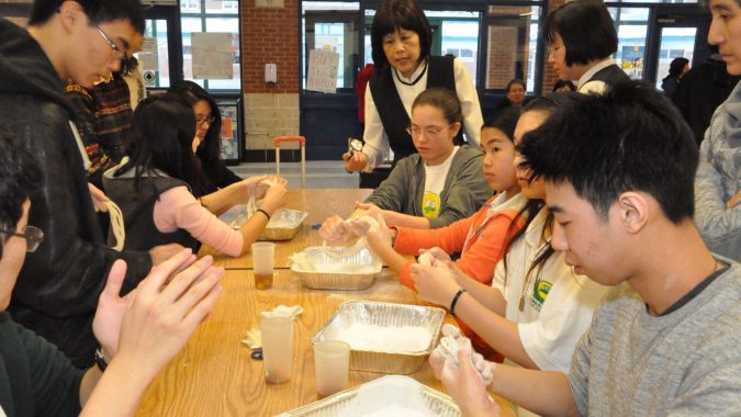 leading students make Chinese dessert