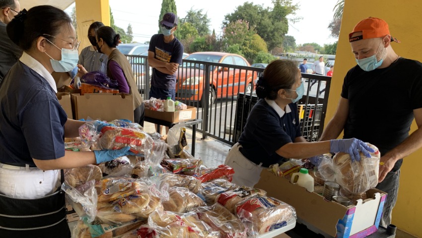 Tzu Chi Volunteers distributing foods