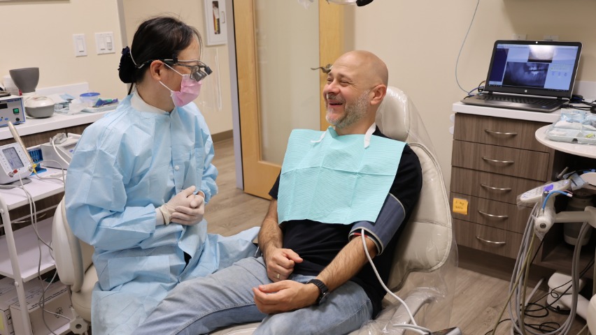 Ukrainian Slava receiving Tzu Chi's dental treatment