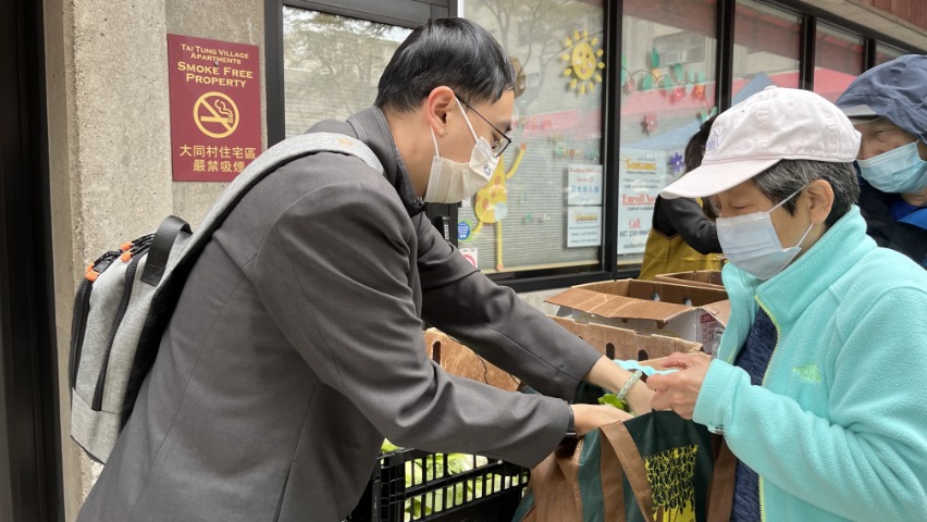 Chen Rong Guang also participates Boston Taitung Village food distribution