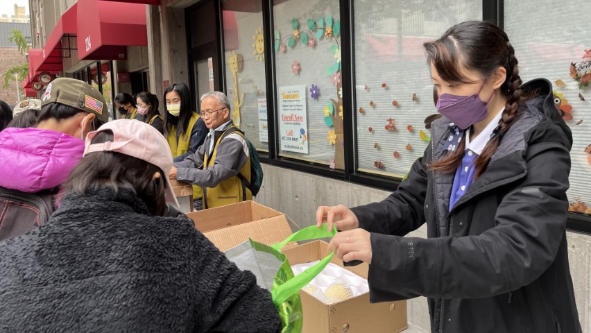 Boston Tzu Ching Executive Secretary Llin Xuan Ping distributing food