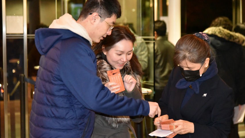 Tzu Chi volunteers distributing paper ticket to the audience