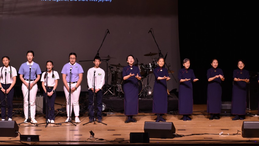 Tzu Chi volunteers and Tzu Chi Academy students sign language performance