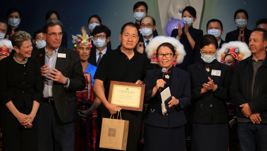 Tzu Chi USA CEO Debra Boudreaux award all the 2022 charity concert performers