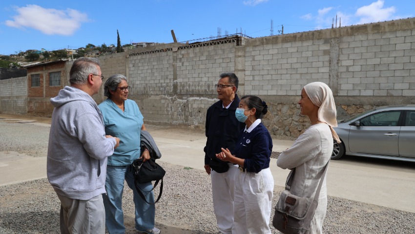 Tzu Chi volunteers happily talking with people in Tijuana