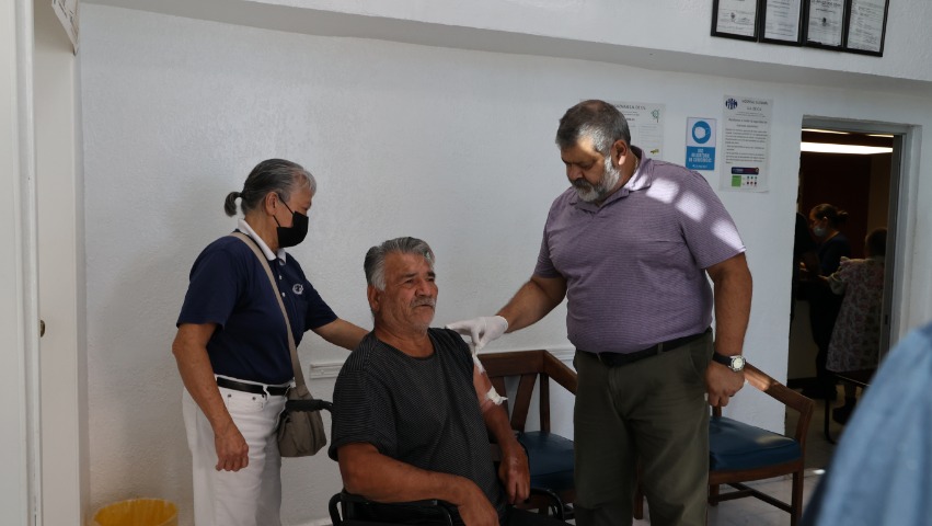 Tzu Chi volunteers visiting medical patient in Tijuana