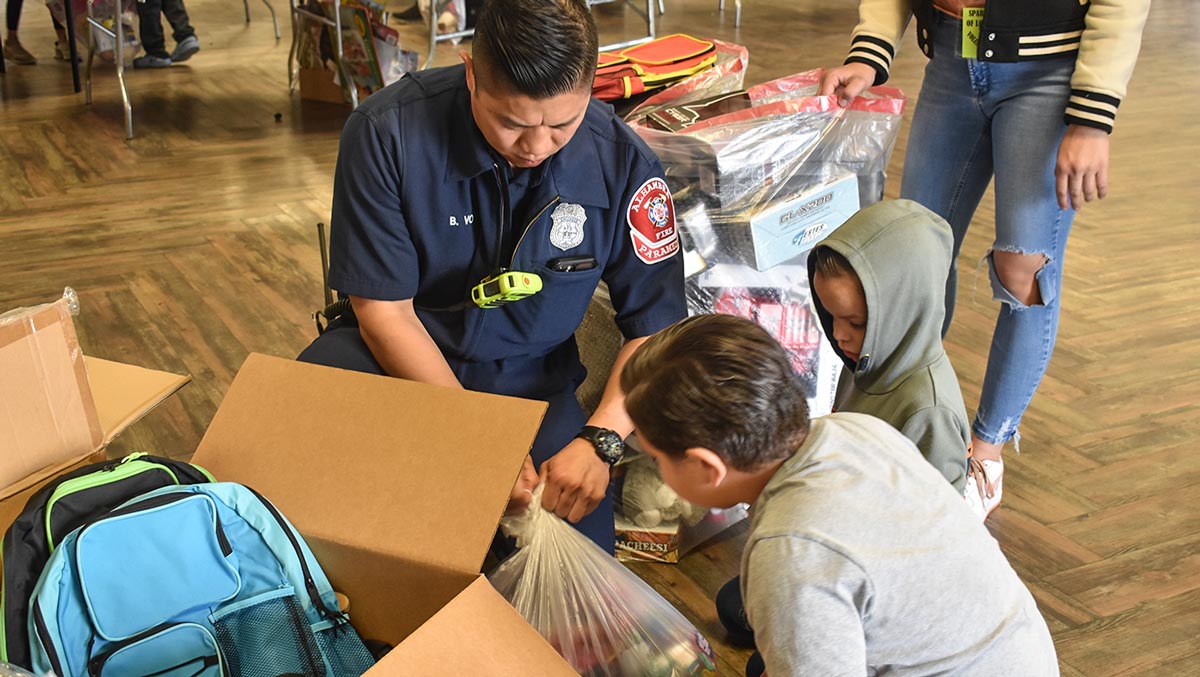 The fire fighters helped the children pack their toys and gifts. Photo/Wesley Tsai
