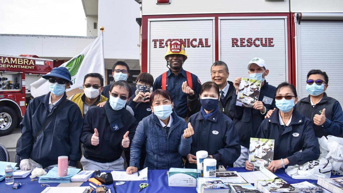To remember the day's collaboration, Tzu Chi volunteers and fire department members took a happy photo together. Photo/Wesley Tsai