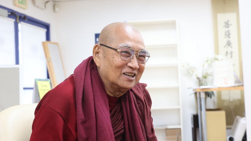 Myanmar Monk shows gratitude to Tzu Chi medical service