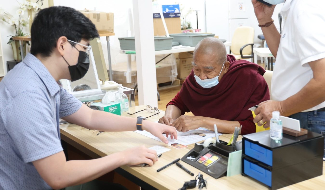 Tzu Chi volunteers assist Myanmar Monk for the medical service registration