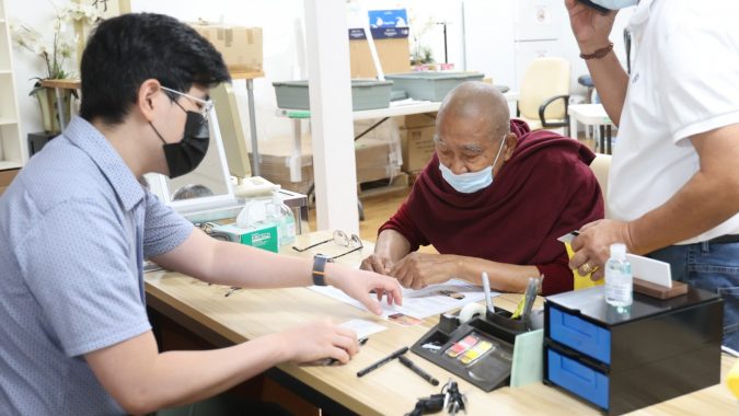 Tzu Chi ofrece ayuda médica gratuita a monjes birmanos