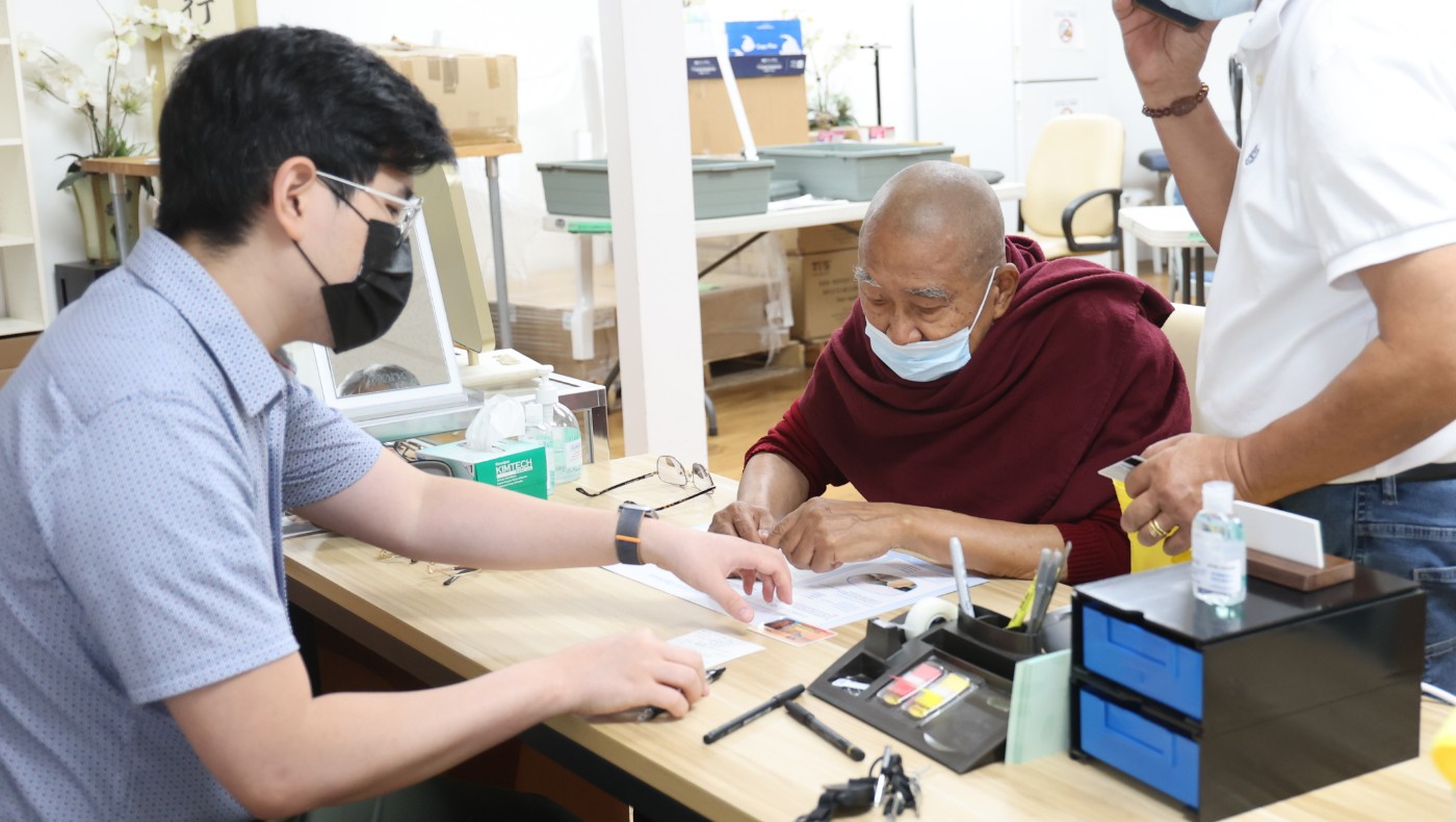 Tzu Chi volunteers assist Myanmar Monk for the medical service registration