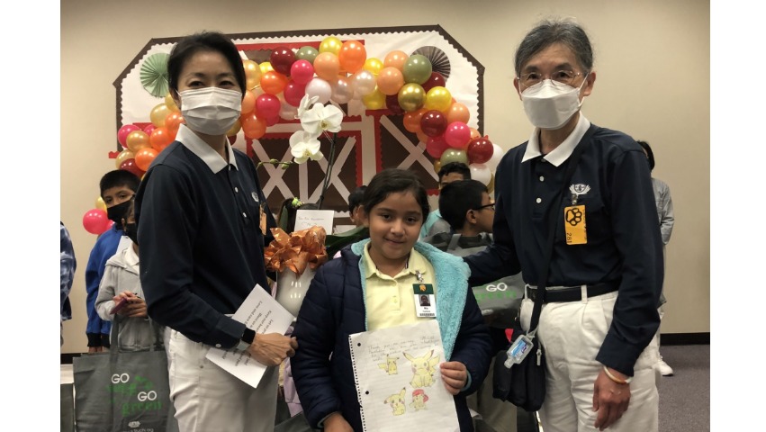 Student Mia Cardona give Tzu Chi volunteers letter with drawing as a gift