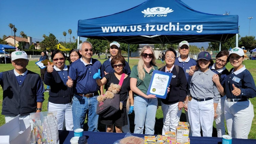 Tzu Chi volunteers group shot with award