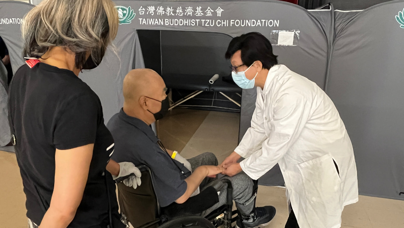 El Dr. Xuewen Zhang, especialista en medicina china ayudó a un paciente que sufrió un infarto. Foto/Ruilong Zhang