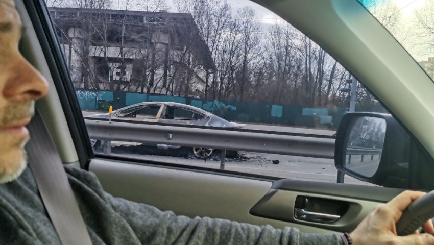 La familia huye de Kiev en medio del peligro.  Slava conduce mientras Tosha toma fotos de los autos quemados en el camino. Foto/Cortesía de Tosha
