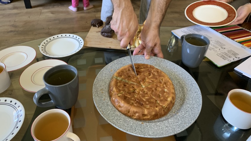 Slava y Tosha preparan pastel de manzana ucraniano y té de hierbas. Foto/Leslie Shieh