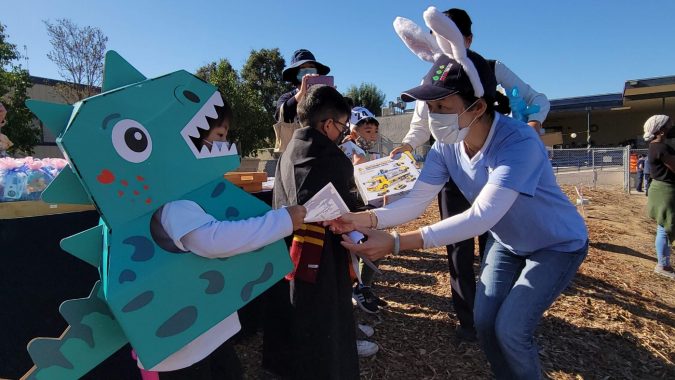 Estudiantes y padres celebran Halloween con el espíritu ecológico de Tzu Chi