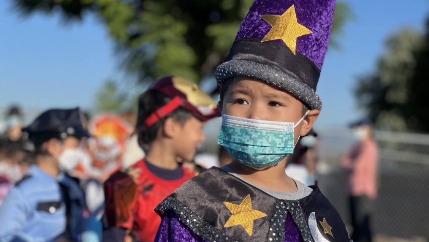 Un niño disfrazado de un ser mágico brillante. Foto/Lili Lin