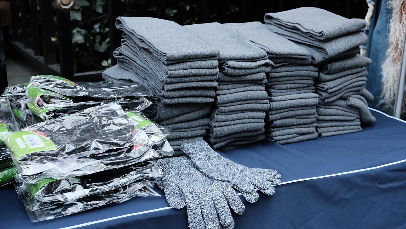 志工也準備了慈濟環保圍巾來發送，宣傳慈濟環保理念。攝影／郭恩璞