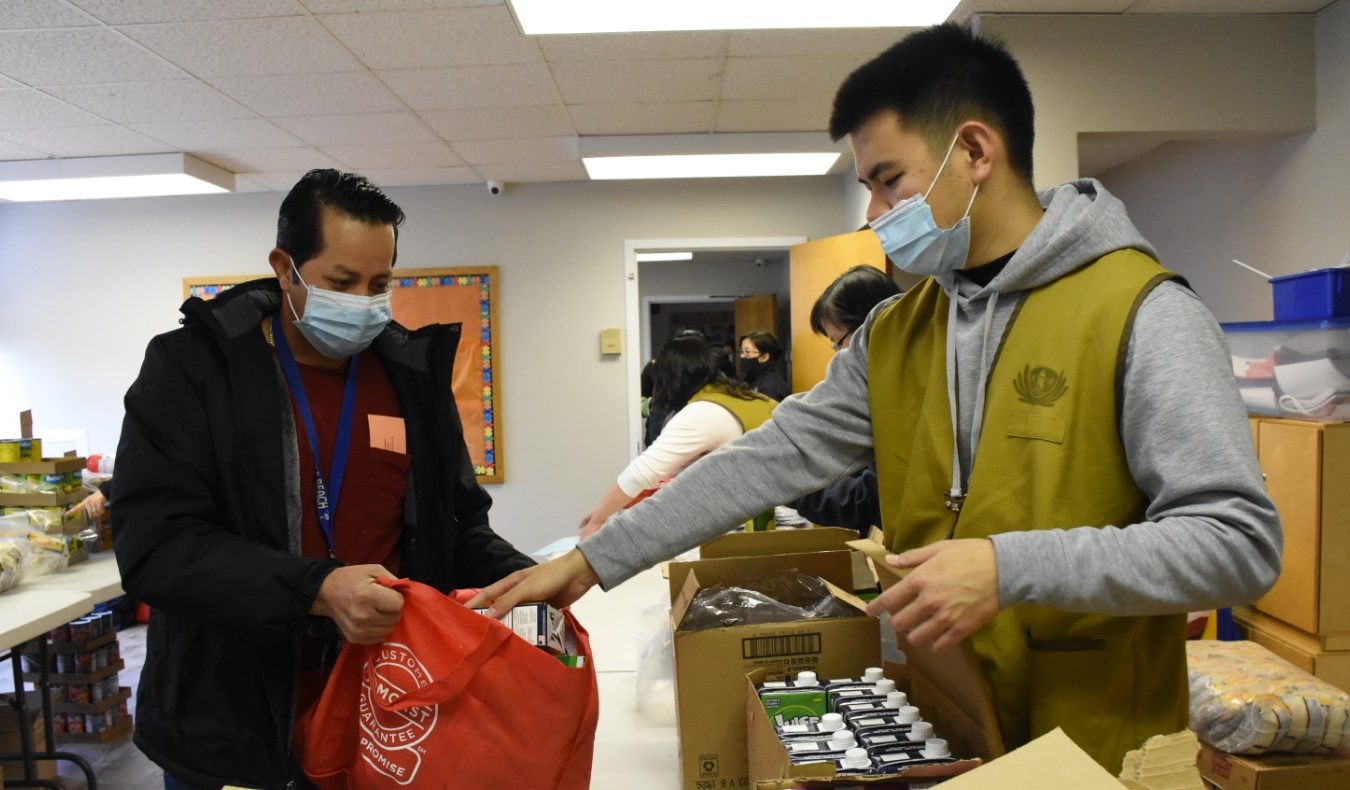 Tzu Chi volunteers distributing food to people in need on Thanksgiving