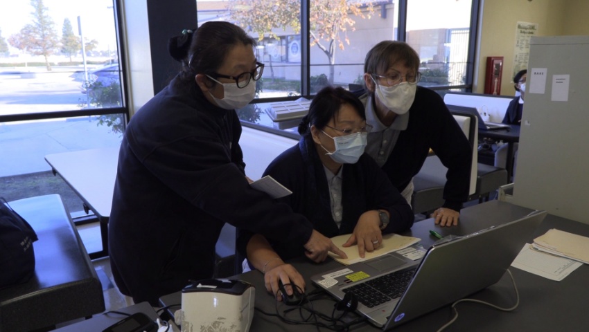 Tzu Chi volunteers checking recipients medical history