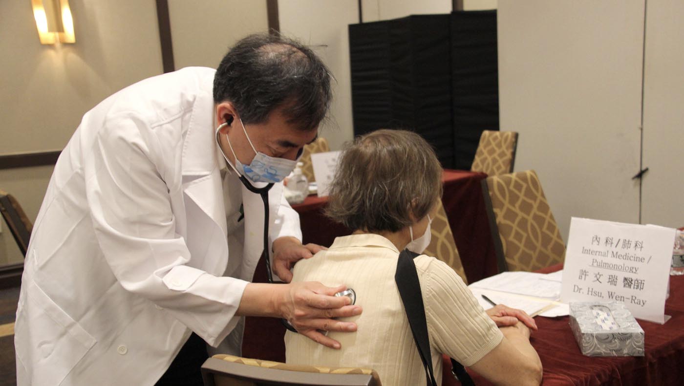Tzu Chi medical volunteers provide internal medicine consultation to the public. Photo / Xianhong Luo