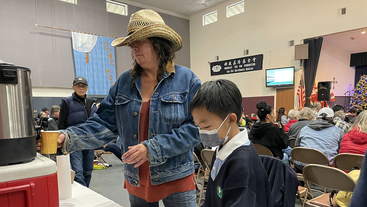 Kimberley O’miela ran her own beauty salon in Paradise before the Camp Fire caused heartbreaking destruction. Inspired by Tzu Chi volunteers, she started volunteering at her church, cooking and distributing food to families. Photo/Nancy Ku