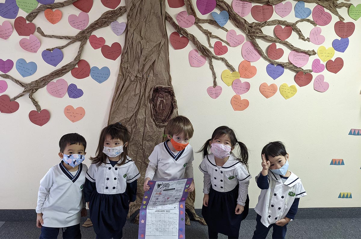 達拉斯大愛幼兒園的學生在「善行樹」下合影紀念「全球慈悲大挑戰」。圖片來源／慈濟達拉斯分會