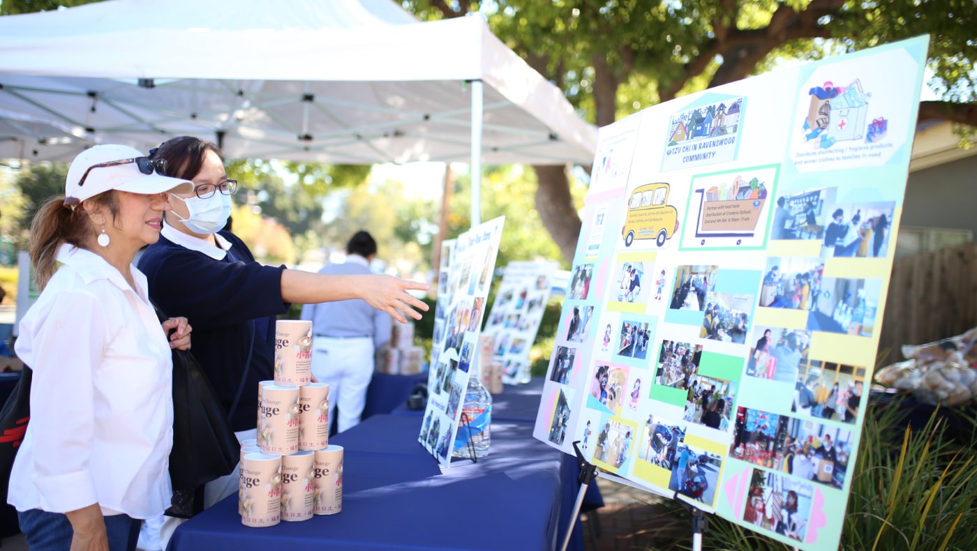 Volunteers introduced Tzu Chi's services in East Palo Alto to the visiting public with posters. Photo/ Yiwen Qiu