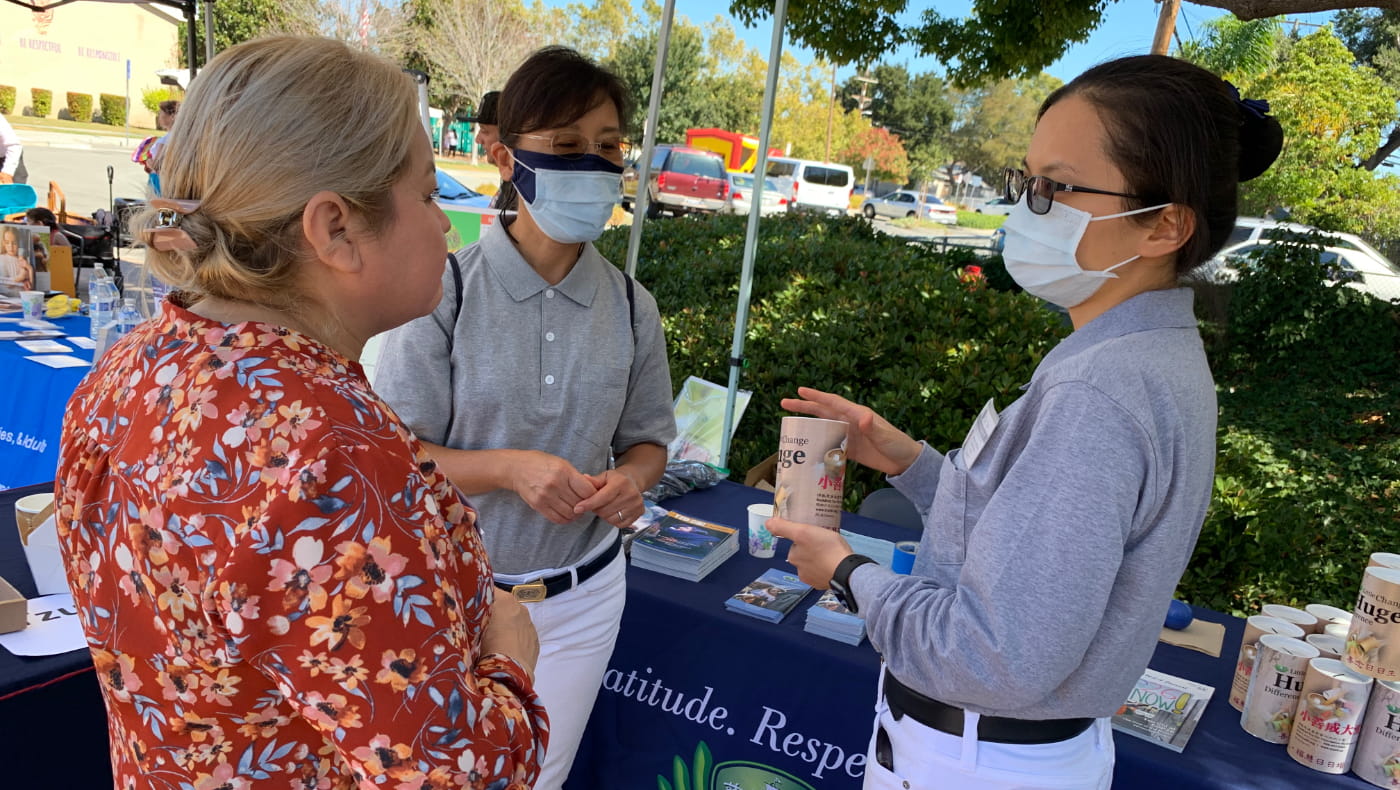 Tzu Chi volunteers introduced to the residents the story of the bamboo bank that gathers small amounts of money for the greater good. Tzu Chi is not supported by a large government fund, but by many small donations from the public. Photo/ Xiuru Xie